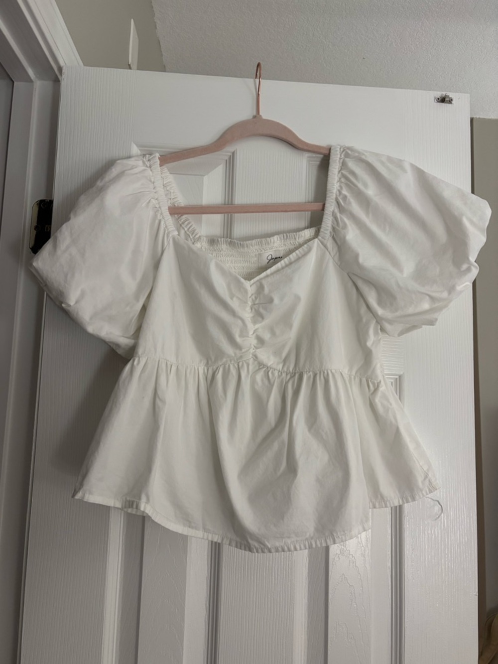 White top with puff sleeves